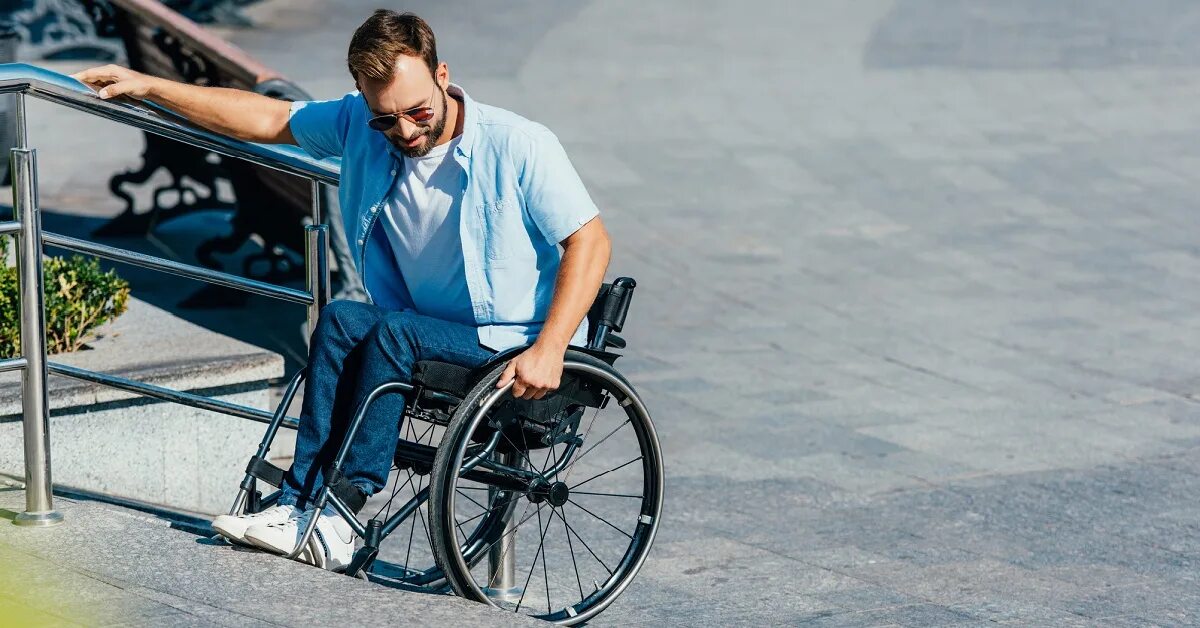 Познакомлюсь мужчиной инвалидом. Красивые инвалиды мужчины. Красивый парень в инвалидной коляске. Человек в инвалидном кресле. Люди с ограниченными возможностями из России.