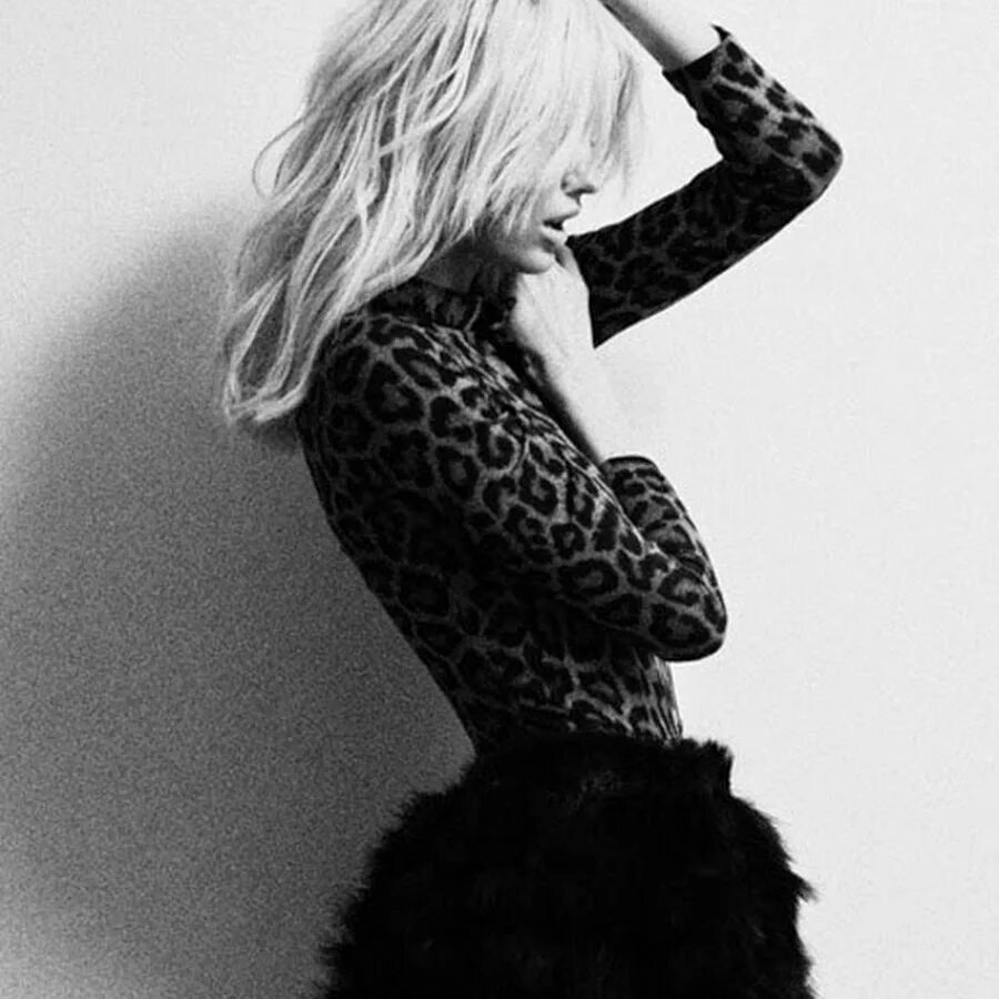 Блондинка и автомобиль. Кейт аптон черно белое. Девушка блондинка в черном. Блондинка в темных очках. Кейт аптон в шикарном платье.