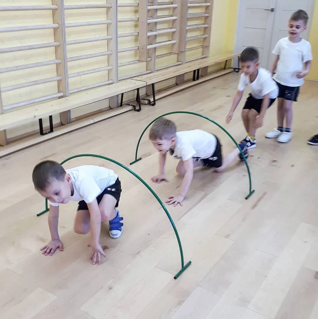 Дети на физкультуре в детском саду. Занятия по физической культуре с использованием. Занятия по физической культуре с использованием. Дети на физкультурном занятии. Занятия по физической культуре с использованием.
