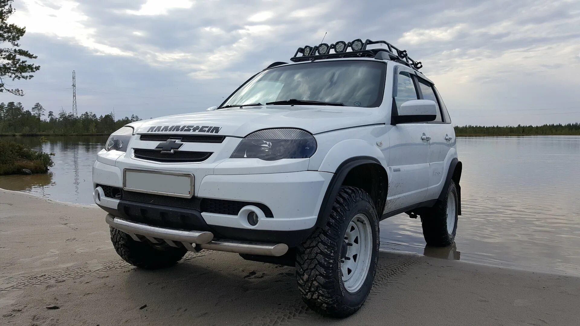 Шнива установка. Нива Шевроле оффроад белая. Нива Шевроле 4 на 4. Niva Chevrolet Offroad Tuning. Тюнинговая Нива ШЕВРОЛЕДЛЯ без.