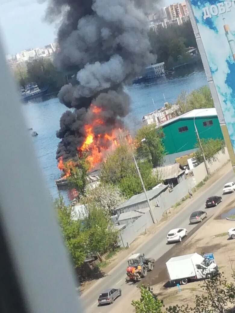 Сухая Самарка посёлок. Пожар на дебаркадере. Взрывы в Самаре сейчас.