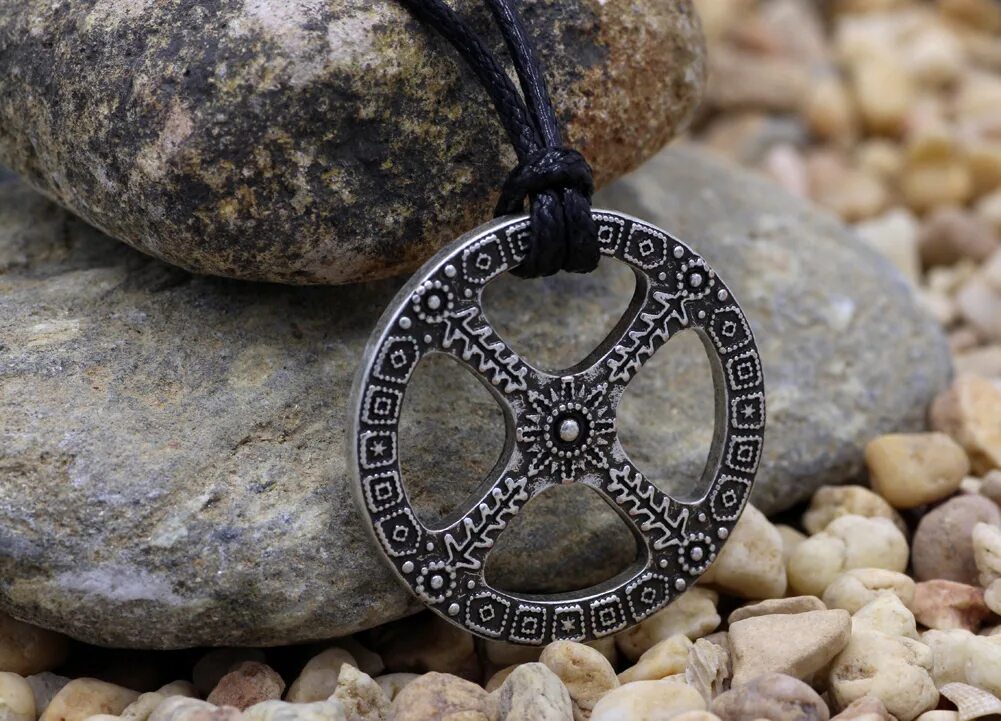 Орнамент солнце. Путин натальная карта. Соляр расшифровка карты. Славянская мандала солнце. Фон для астролога.