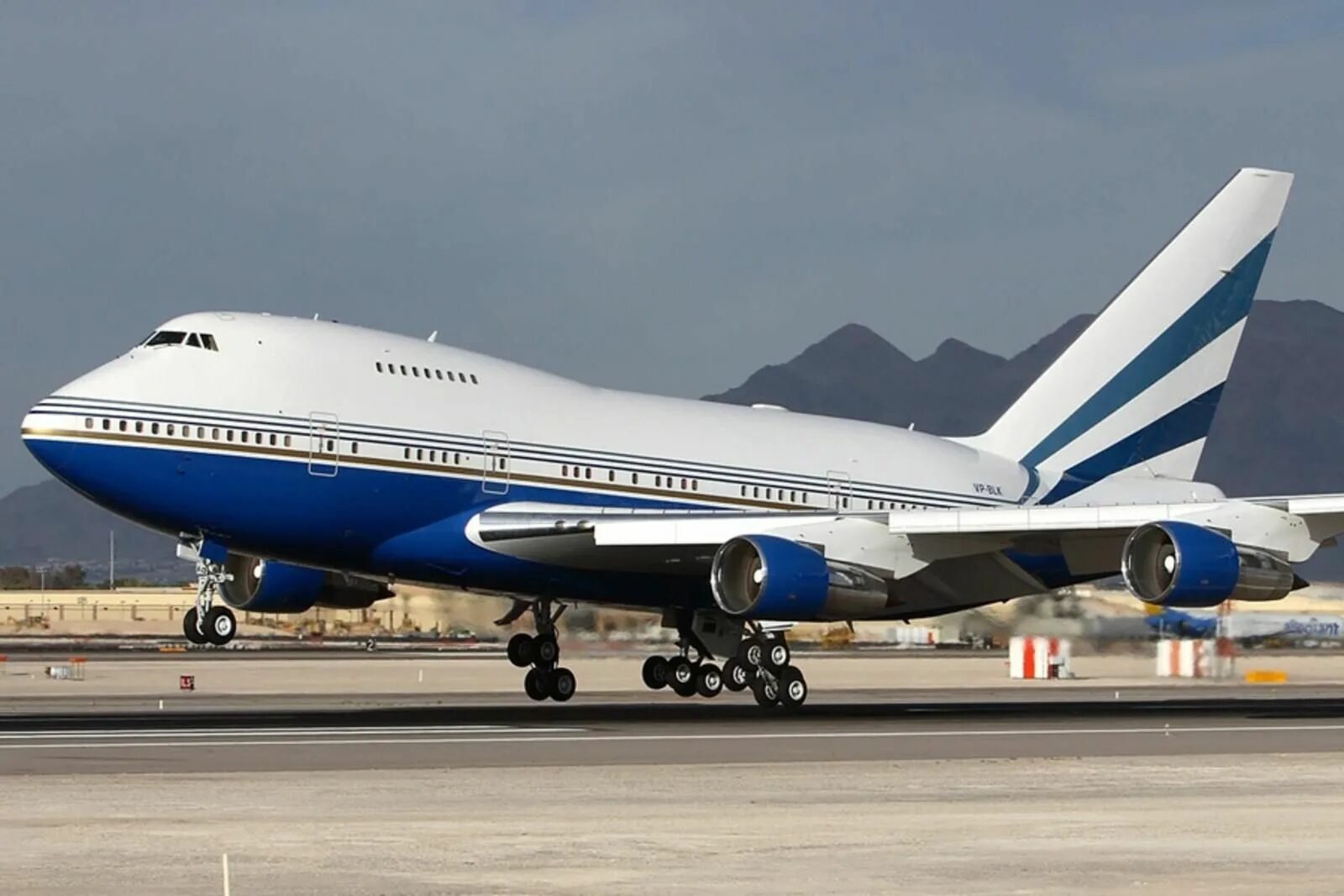 Jumbo jet. Боинг 747. Самолёт Боинг 747. Boeing 747 джамбо. Самолет Боинг 747 джамбо.