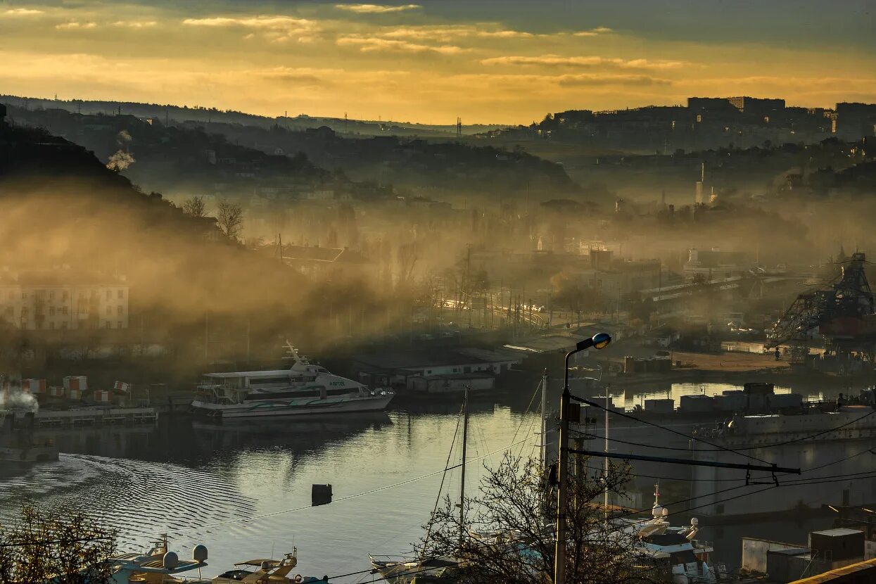 Городской пейзаж севастополь. Севастополь утро дождь. Утренний севастополь. Форос набережная 2022. Севастополь город.