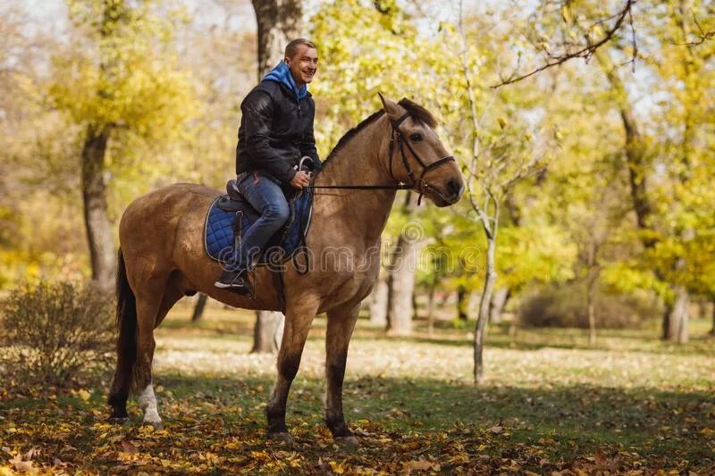 Мужчина лошадь в браке. Мужчина верхом на коне. Мальчик сидит на коне. Красивый мужчина верхом на лошади. Парень качок верхом на лошади.