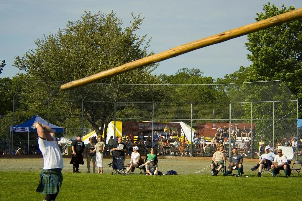 Toss into. Tossing the caber в шотландии. игры горцев в шотландии метание бревна. метание кейбера. метание бревна в шотландии.