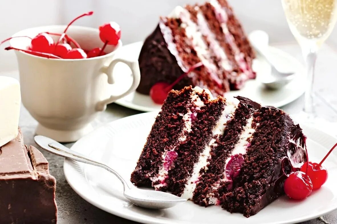 подача торта. черный лес подача. черный лес подача. торт черный лес классический с вишней шварцвальд. торт "чёрный лес" (black forest cake).