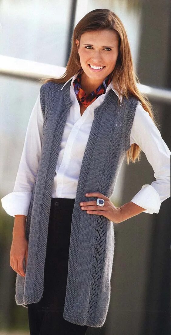 Жилет спицами верена сабрина. Жилет удлиненный трикотажный. Жилет длинный женский спицами. Жилет с воротником верена. Вязаный удлиненный жилет.