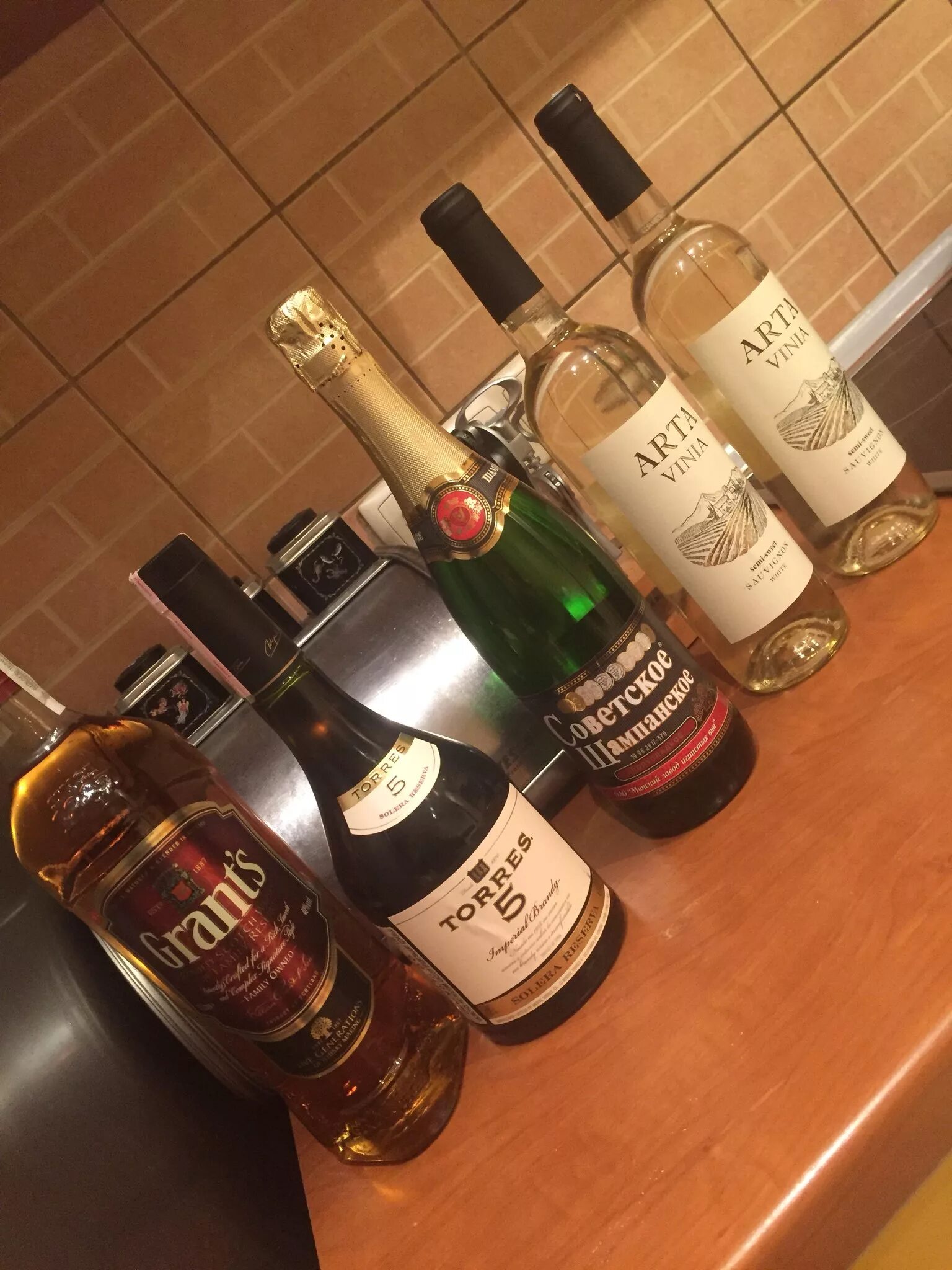 Стол с алкоголем