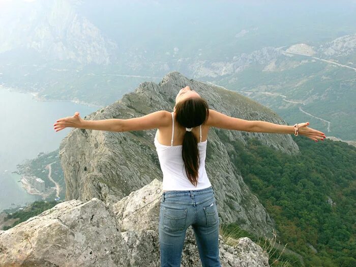 Человек уходит. Я иду по ней косогорами. Я иду по ней косогорами. Человек на вершине горы. Дорога проселочная тропинка.