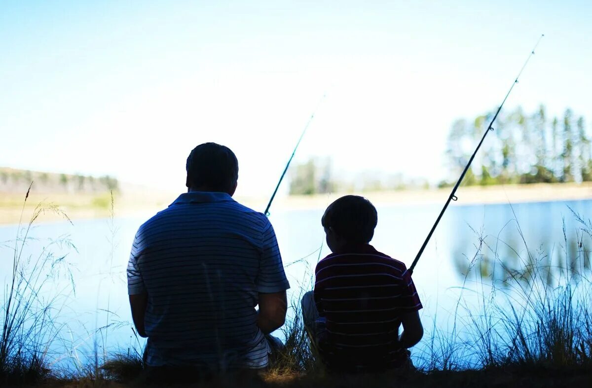 Дочь рыбака или бизнес. Отец и сын на рыбалке. Отец и сын рыбачат. Папа с сыном на рыбалке. Рыбалка с папой.