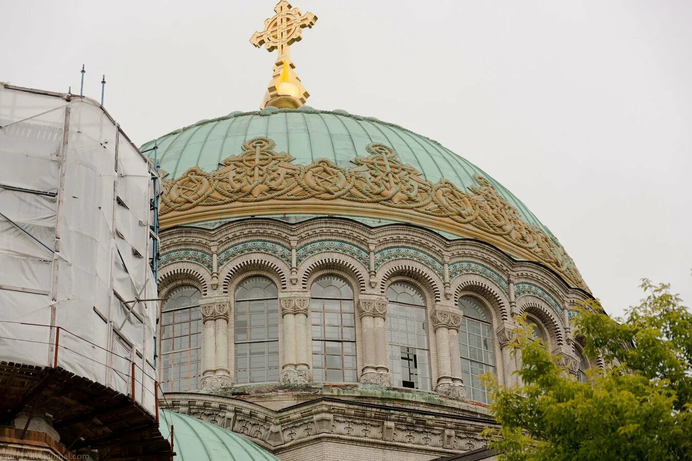 Павильон-купол бакминстера фуллера. Ресторан купол новосибирск. Зодчество купольное. Кафе шар новосибирск. Купол невская ратуша внутри.
