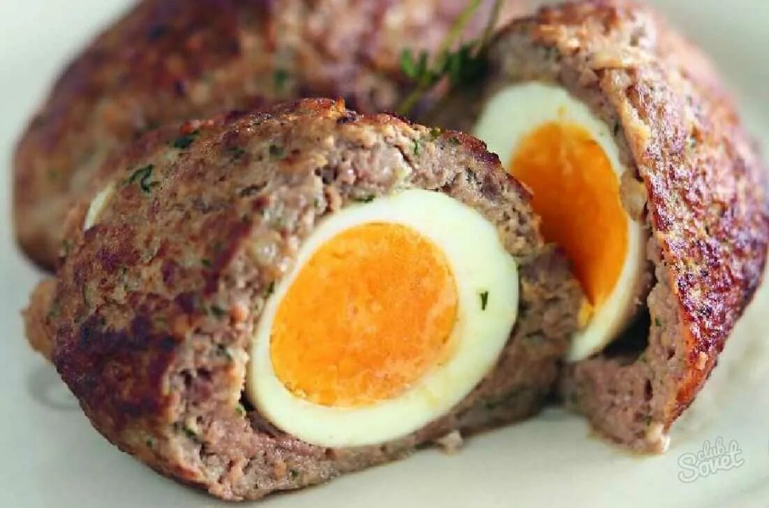 котлеты с яйцом внутри рецепт. мясные котлеты с яйцом. яичница с котлетой. котлеты бычий глаз. котлеты фаршированные яйцом.