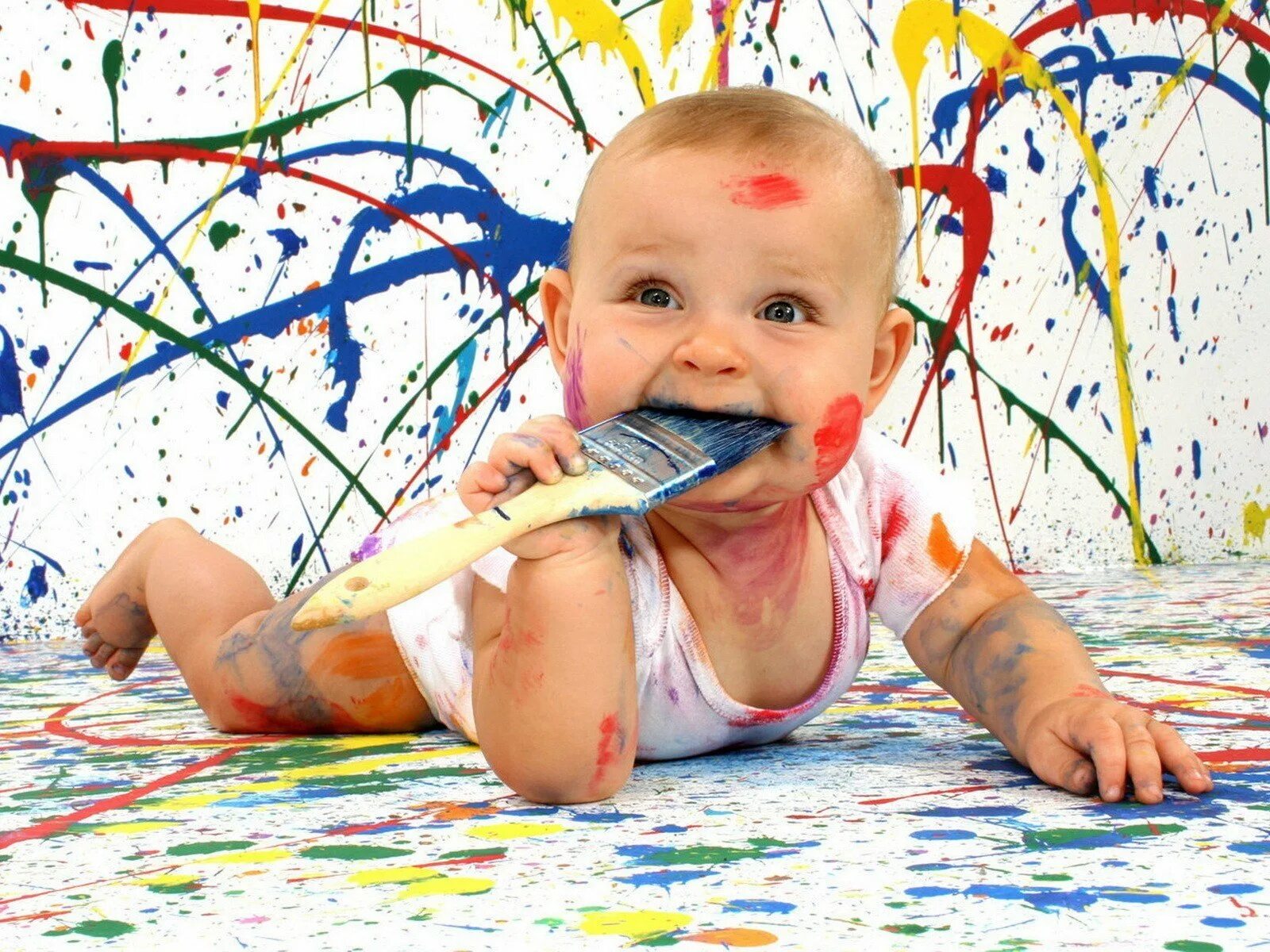 Современную детскую веселую. Краски для детей. Ребенок испачкался в краске. Рисуем с детьми. Ребенок.