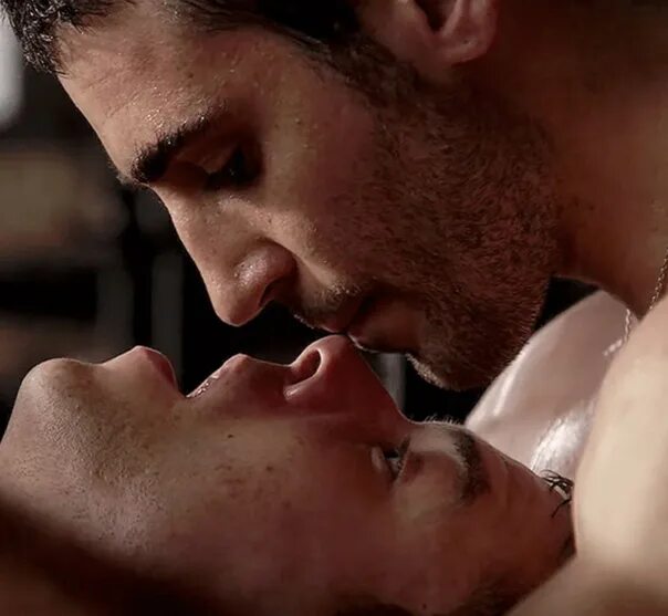 Hard petting. Miguel Angel Silvestre 8 чувство. Восьмое чувство Лито Родригес поцелуй. Любовь между мужчинами. Мужской поцелуй.