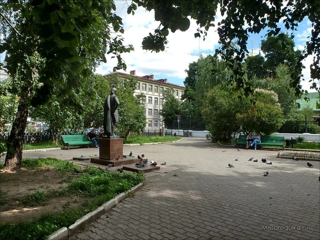 Пушкинский сквер на Арбате Баба Галя на педалях Дзен
