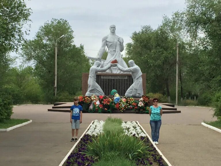 Парк победы соль илецк. Соль илецк скульптурная группа в парке победы. Соль-илецк вечный огонь. Парк победы соль илецк. Мемориальный парк соль илецк.