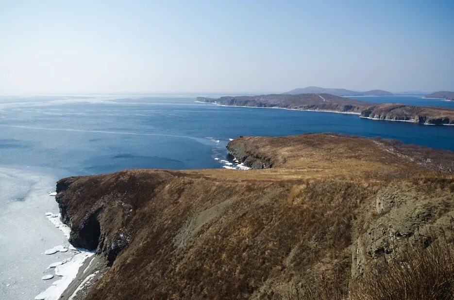 восточный берег крыма. полуостров тобизина остров русский. восточный берег крыма. гора вятлина остров русский. тобизина владивосток грот.