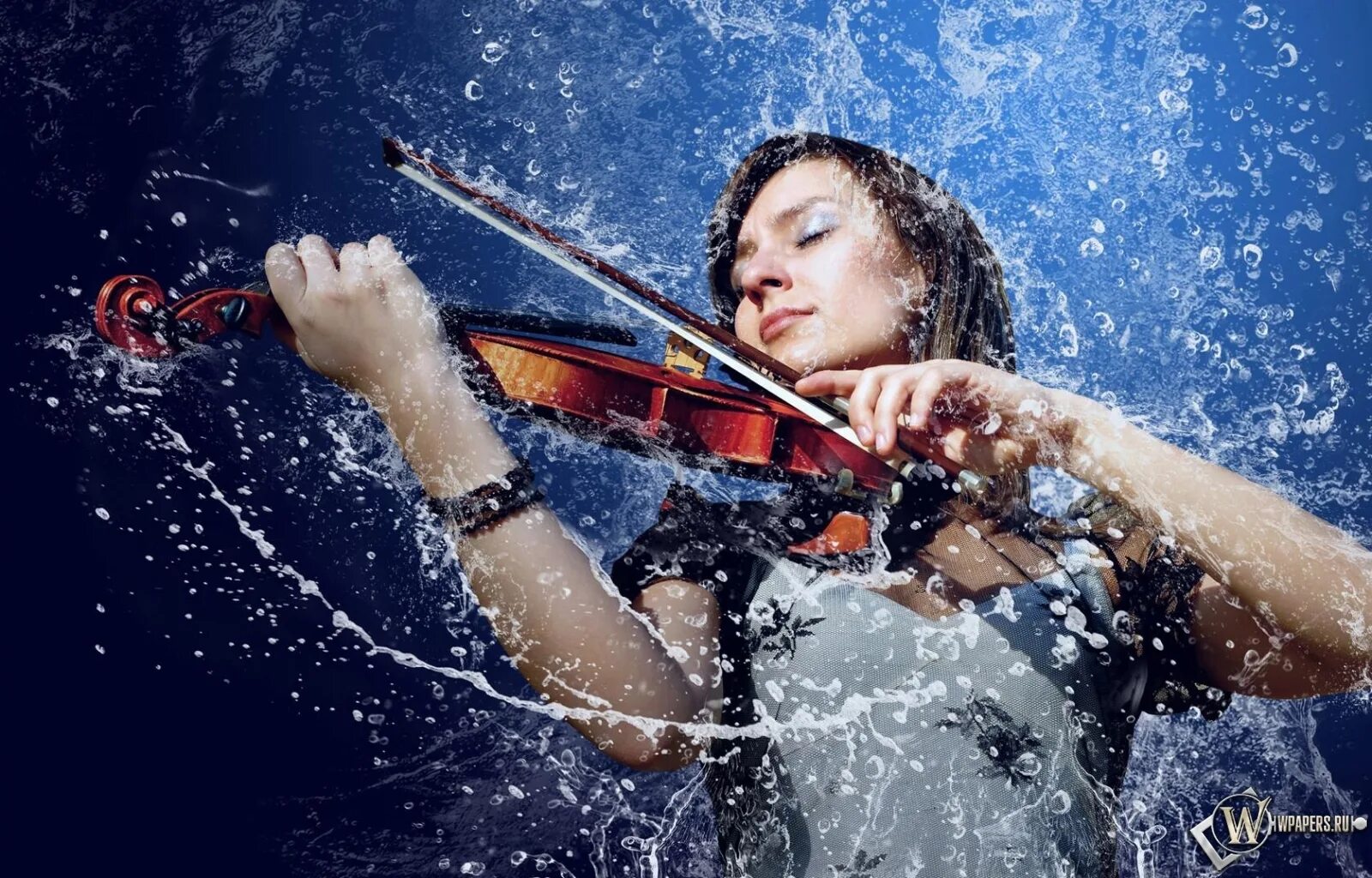 Музыка скрипка обработка слушать. Девушки со скрипкой. Брызги воды. Девушка в брызгах воды. Скрипачка под дождем.