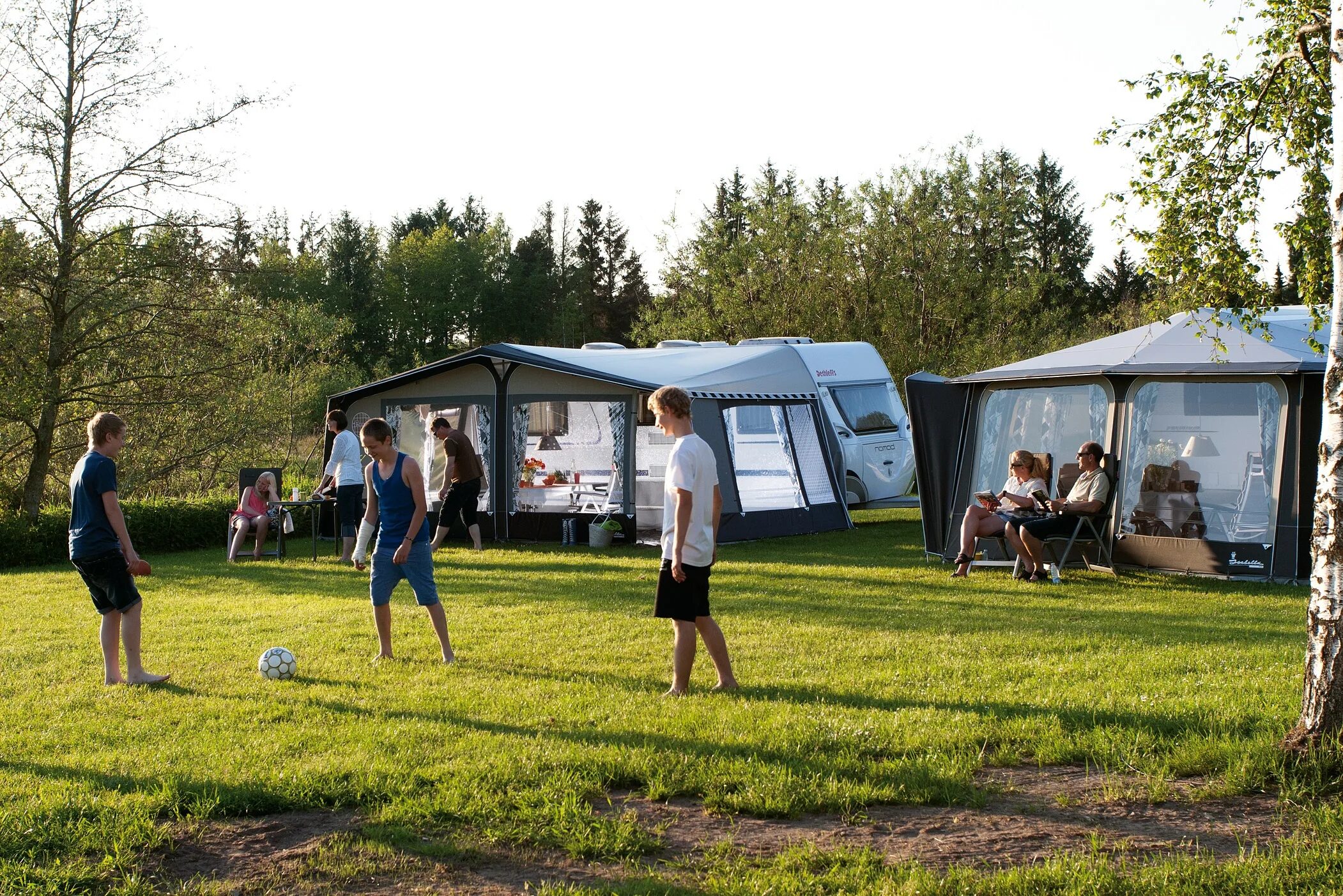 Stay in a camp. Кемпинг Холидей. Лагерь на природе. Кемпинг на природе. Палаточный лагерь.