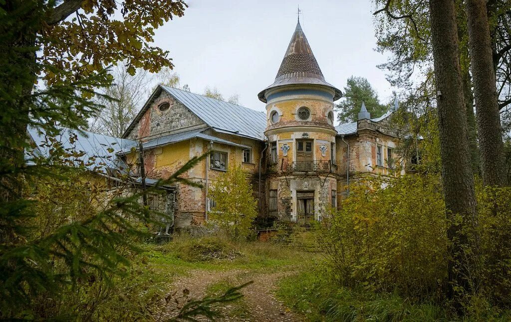 Загадочный район. Усадьба Заключье в Тверской области. Заключье усадьба деревня. Усадьба замок Заключье. Сказочный замок в Заключье.