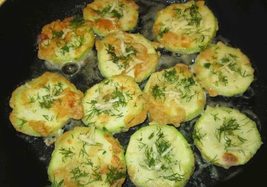 Как вкусно пожарить кабачки на сковороде кружочками. Жареные кабачки с чесноком. Кабачки на сковороде. Жареные кабачки кружочками. Кабачки жареные на сковороде.