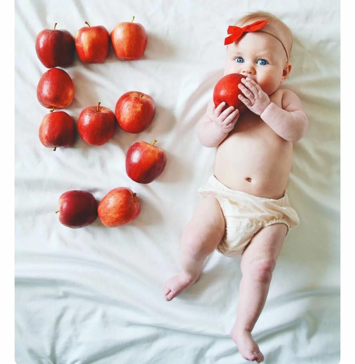 9 месяцев фруктами. Фотосессия с малышом. Фотосессия грудничков. Идеи для фотосессии с детьми. Креативная фотосессия для малышей.