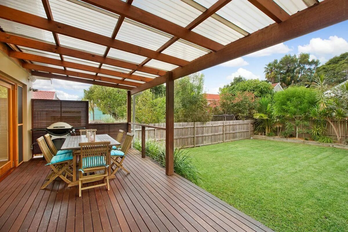 Навес во дворе. Навес. Навес под виноград. Над двором двором стоит. Навес дугообразный из поликарбоната.