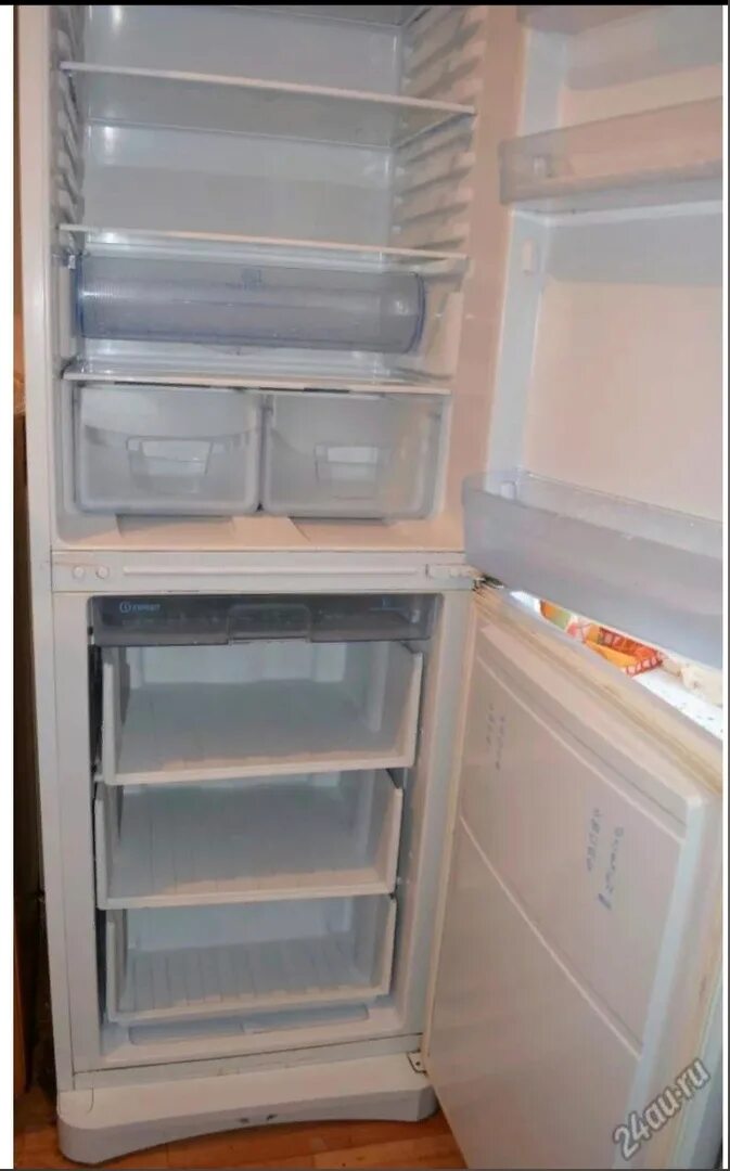 Проблемы холодильником индезит. Холодильник Индезит nba18t. Холодильник Индезит двухкомпрессорный. Холодильник Индезит двухкамерный 2-х компрессорный.