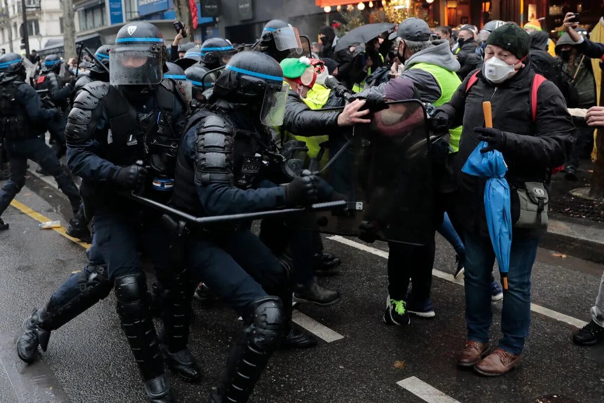 Митинги в париже. Митинги во Франции 2022. Протесты в Париже 2020. Протесты во Франции полиция. Разгон демонстрации во Франции.