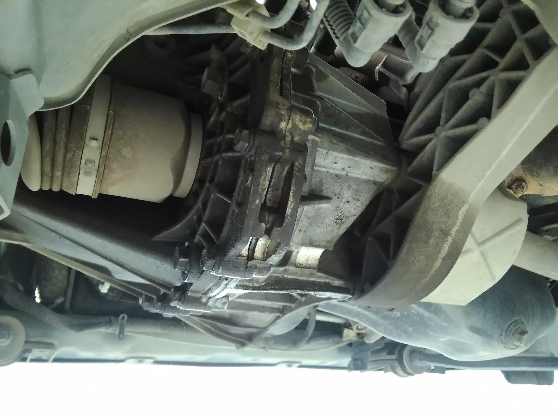 Подтекает с коробки 2110. Гранта течь масла. 6 8кл. Коробка калина 1текёт масло. Течь масла с двигателя ваз 2114 8 клапанов.