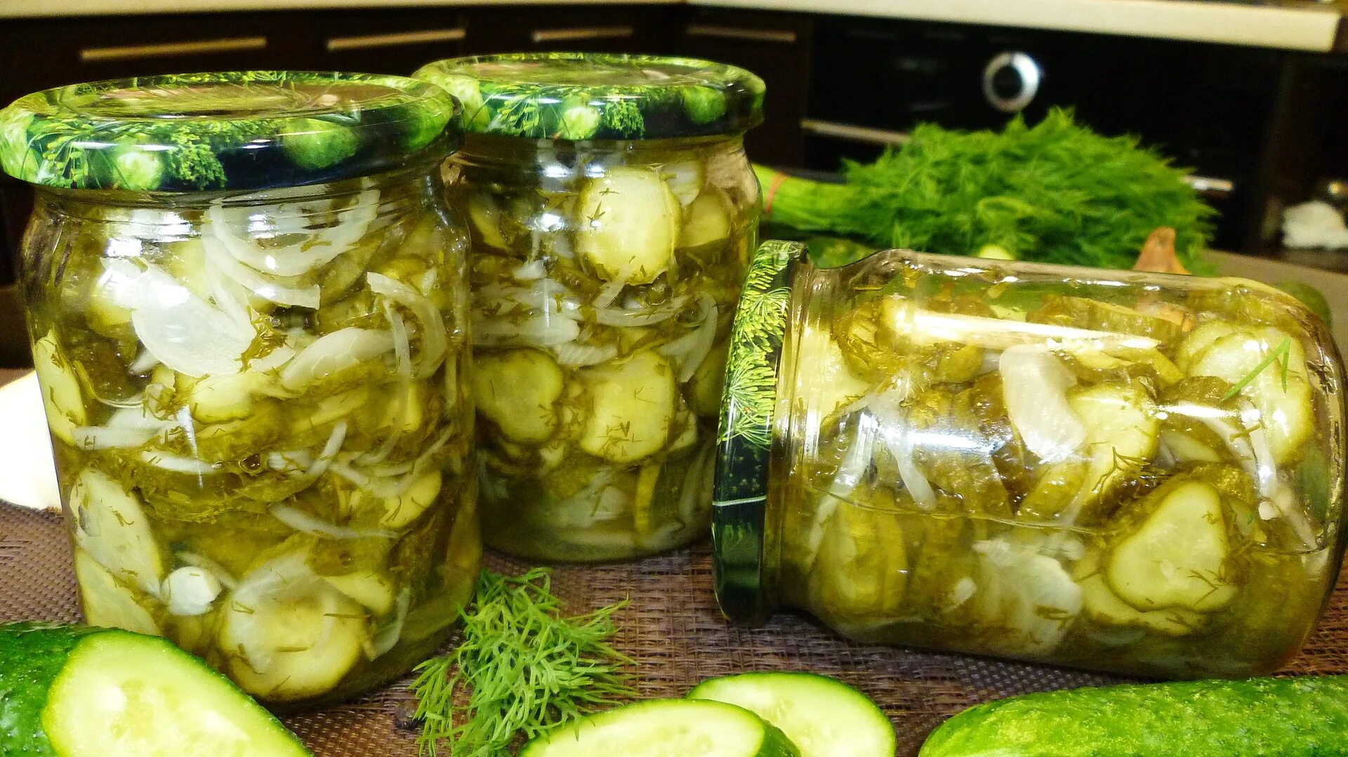 Огурцы резанные маринованные с луком. Огурцы кружочками. Огурцы резанные на зиму. Салат нежинский из огурцов на зиму без стерилизации. Салат из огурцов на зиму с луком.