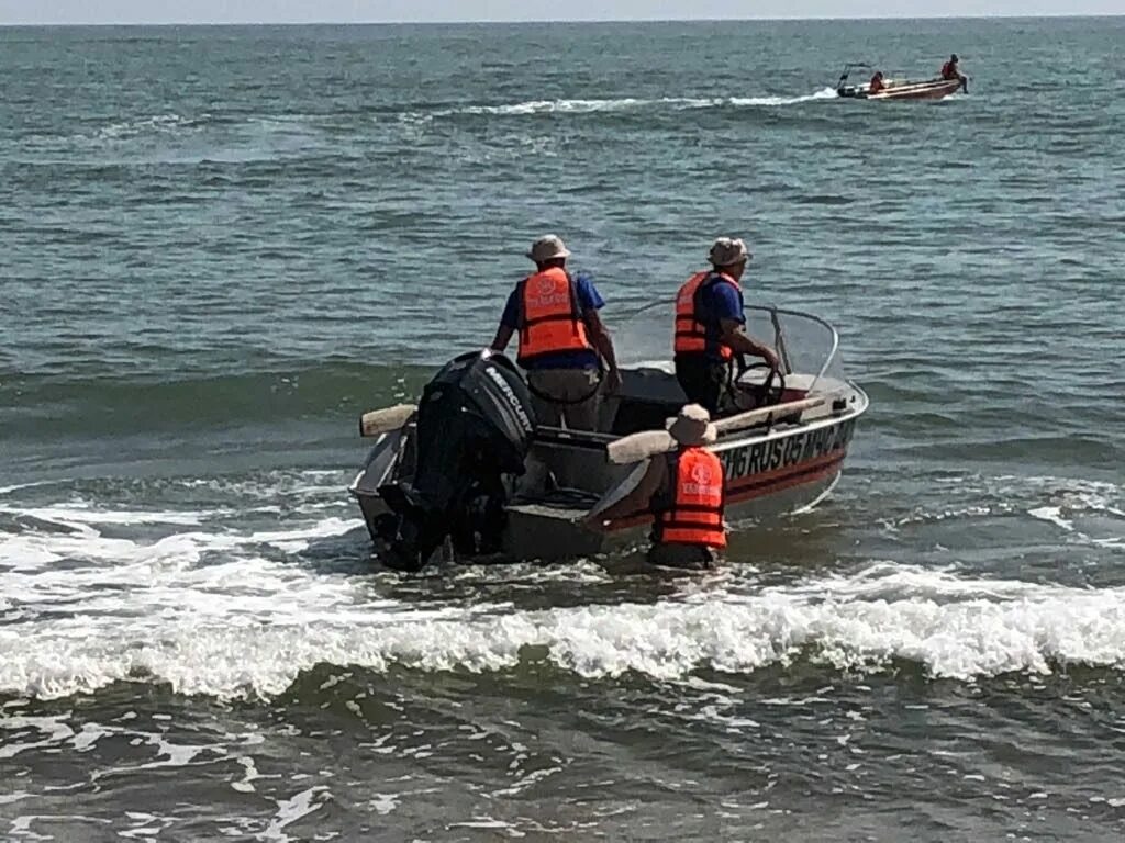 Смыло в море. Спасатель на море. Буны в море сочи. Спасатель на пляже. Море сочи 2022.