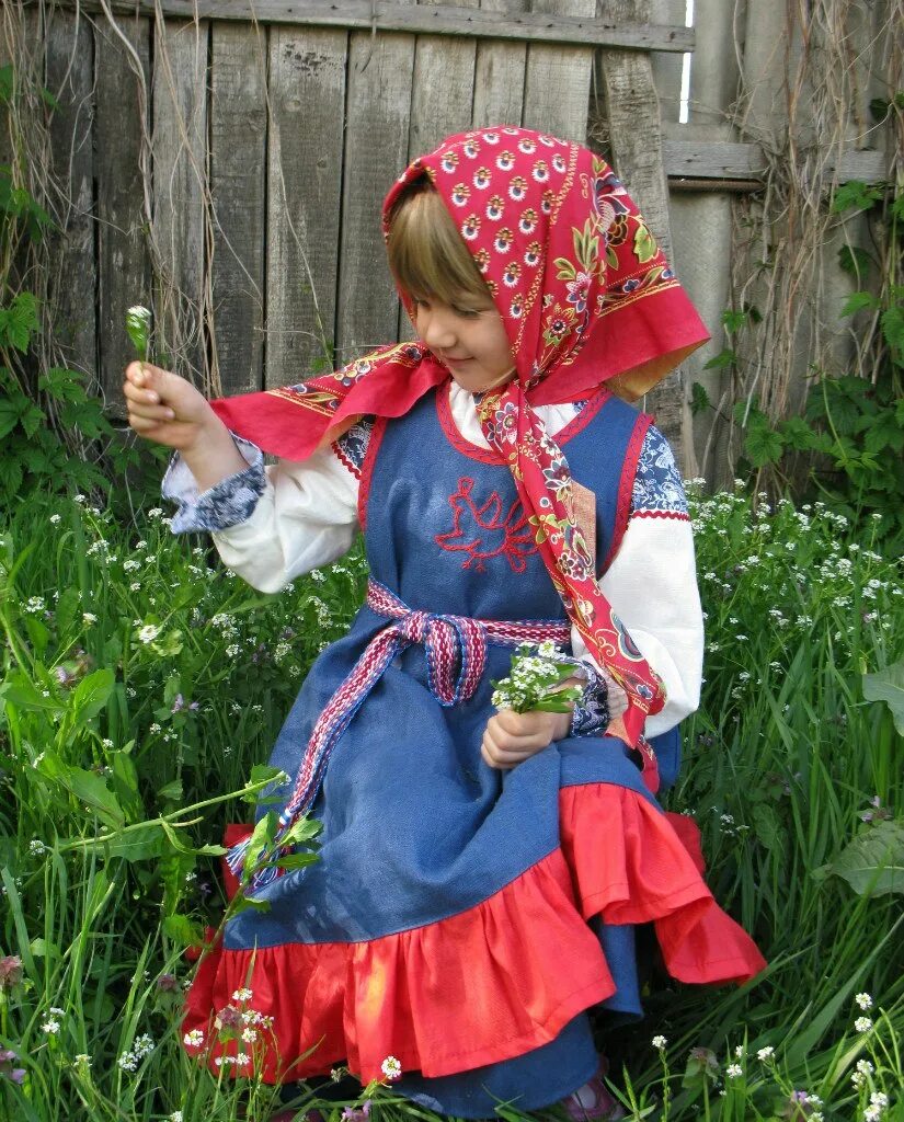 Костюм сказка девочки. Фольклорные костюмы для детей. Фольклорный костюм для девочки. Русский народный костюм. Русский народный костюм для девочки.