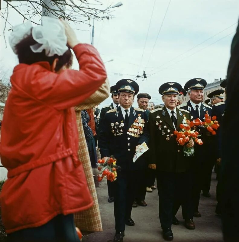 Идти на встречу с ветераном. Пионеры и ветераны. Ветераны 1980. Пионеры и ветераны СССР. Ветераны ВОВ 1980 год.