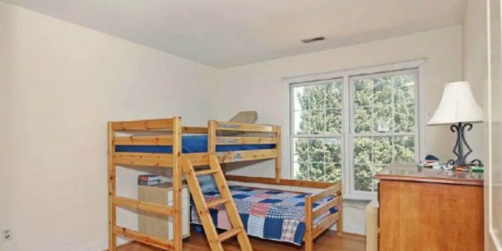 Одна в пустой комнате. Дизайн микроквартиры. Bare room. Голая в белой комнате на кровати утром. Bare room.