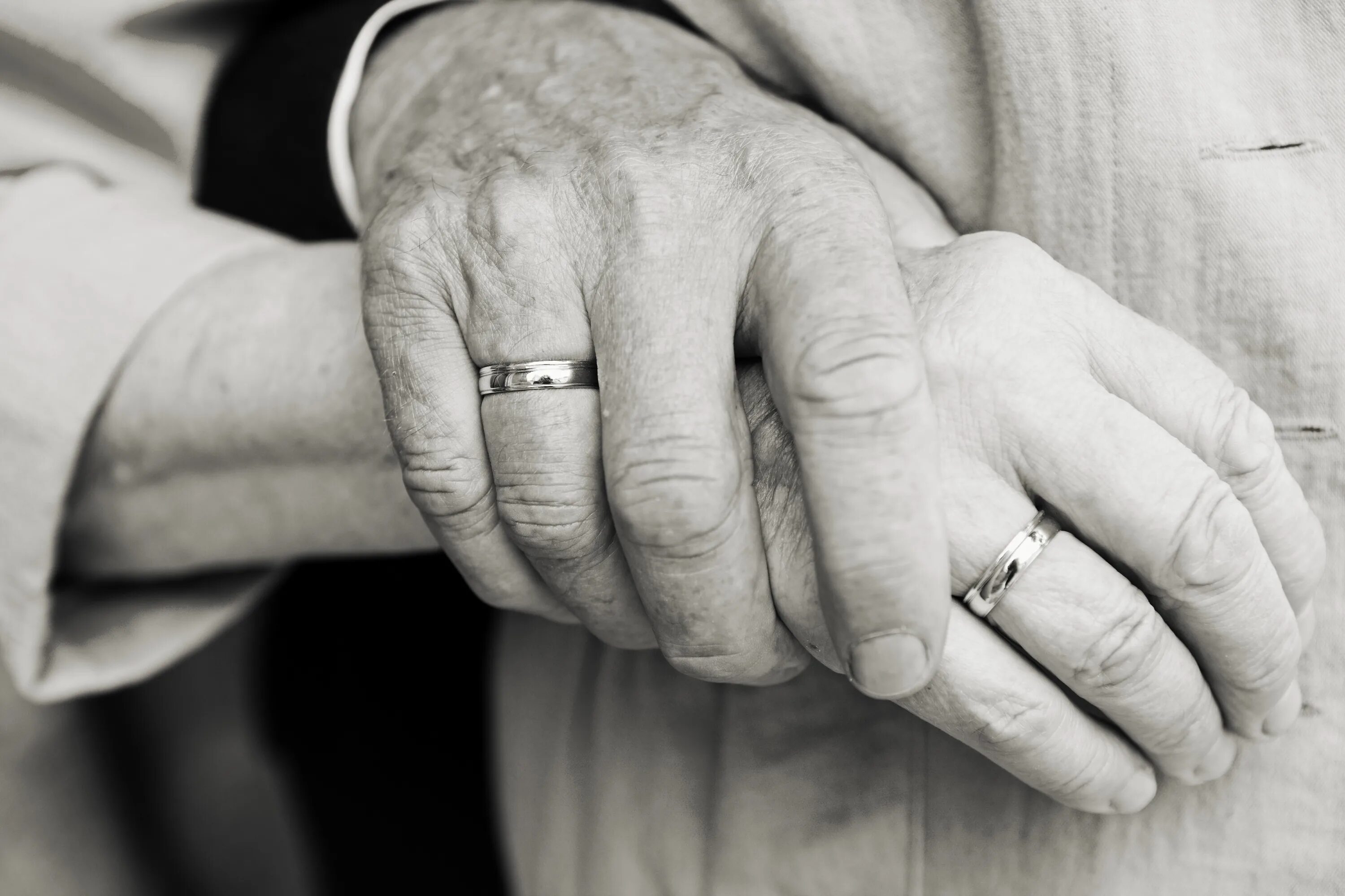 Руки пожилых влюбленных. Пожилые держатся за руки. Пожелые ЮДИ держатся за руки. Старики держатся за руки.