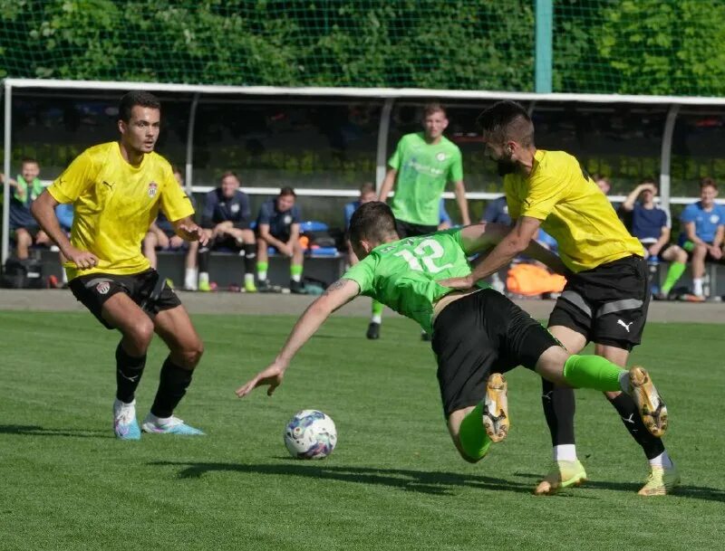 Стадион чайка стадион песчанокопское. Химик август. Фк химик вурнары. Фк химик вурнары. Фк химик-август вурнары эмблема.