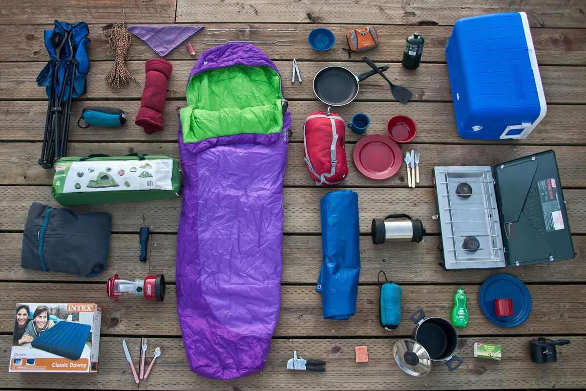 Вещи которые нужны для путешествия. Инфографика сумки. Необходимые предметы для путешествия. Нужные вещи в походе. Необходимые вещи для похода.