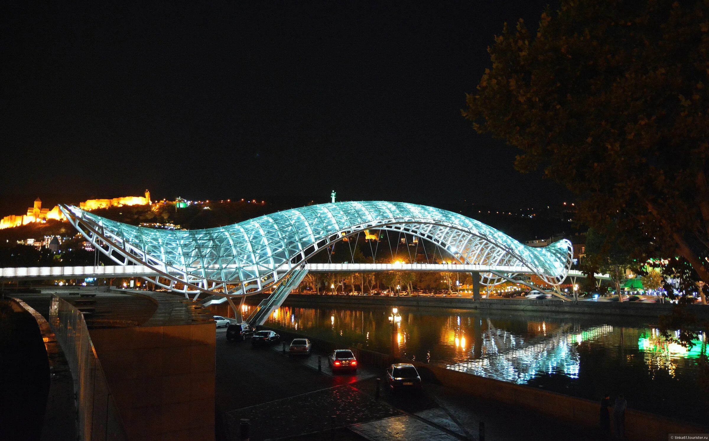 Мост в грузии. Мост дружбы Тбилиси. Стеклянный мост в Грузии в Тбилиси.