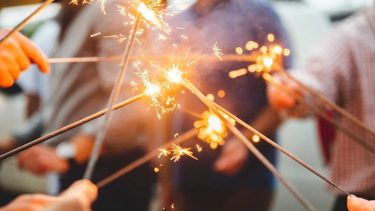 С днем рождения бенгальские огни. Поджигают бенгальские огни. Мандарин бенгальский огонь эксперимент как сделать. Петарды эстетика. Мандарин бенгальский огонь эксперимент как сделать.