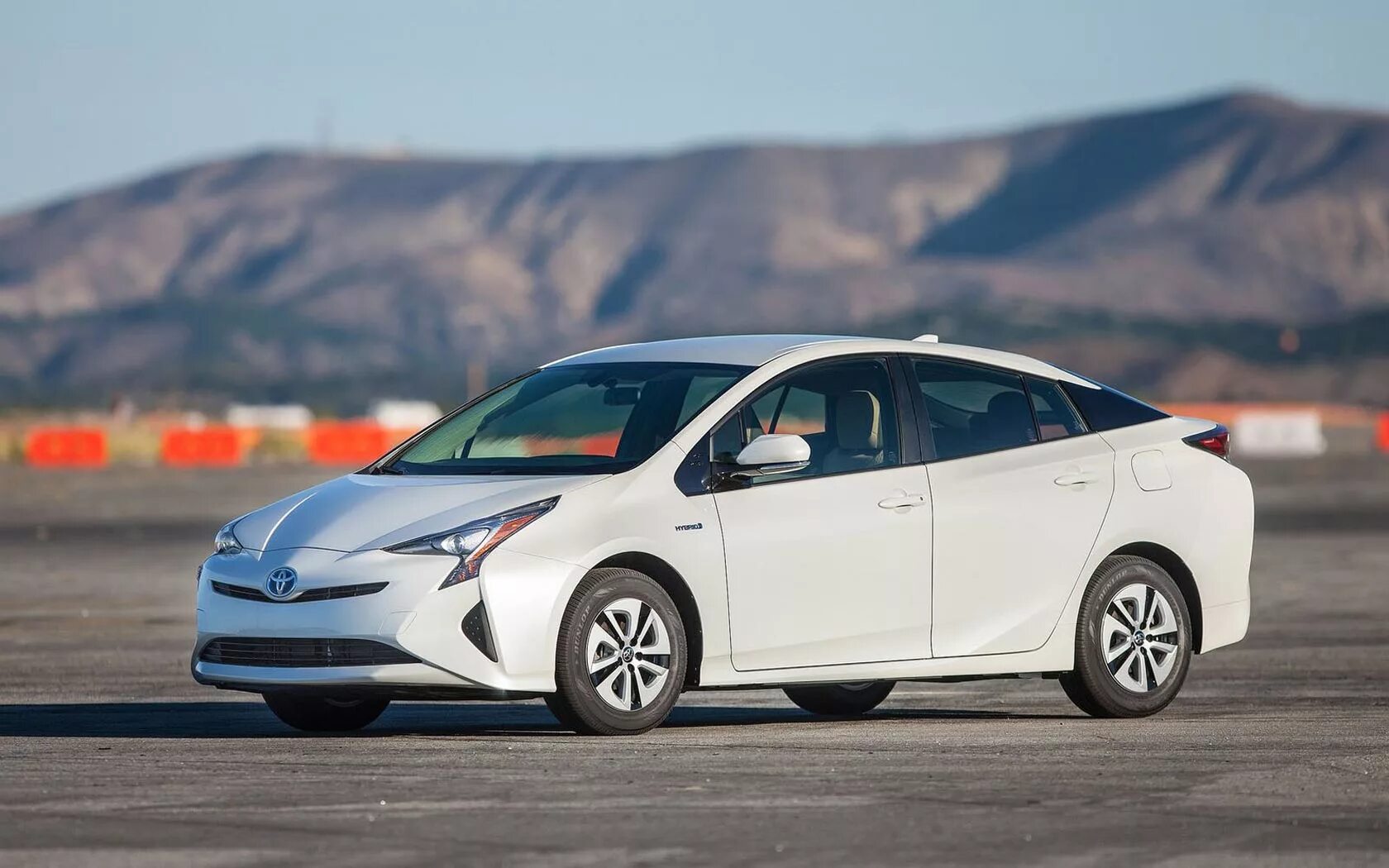 Toyota Prius 2016. Toyota Prius Hybrid 2018. Тойота Приус гибрид 2016. Toyota Prius 2017 год.