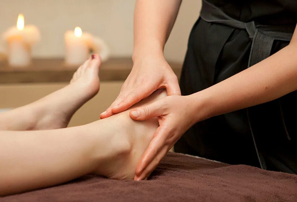 Massage ноги. Массаж ног. Тайский массаж ног. Тайский foot массаж. Массаж рук и ног.