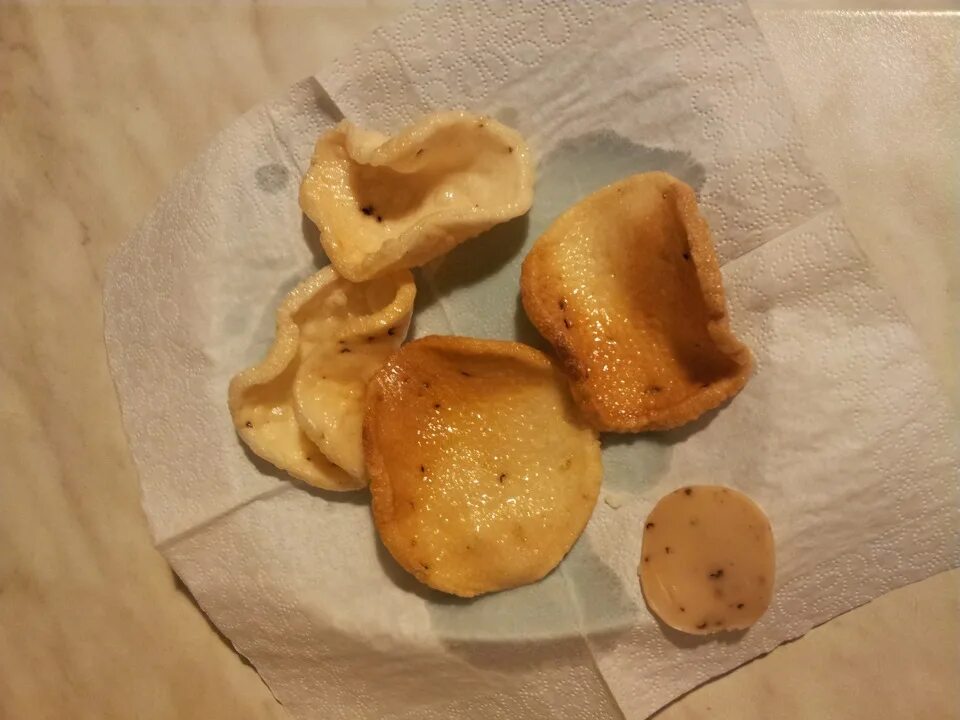 Чипсы которые жарят в масле. Чипсы которые в масле раздуваются. снеки для кипящего масла. снеки которые бросаешь в масло. чипсы которые готовятся в кипящем масле.