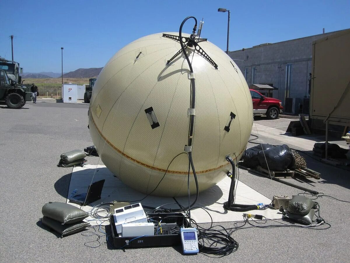 Сферическую оболочку шара делают из материала. Надувная антенна. Армейская антенна. Надувные космические аппараты. Шар антенна Военная.