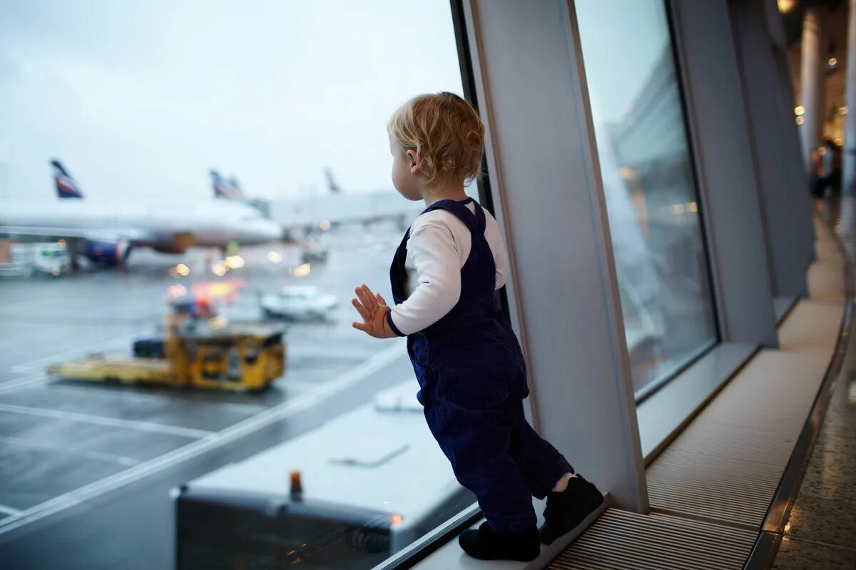 Уехать выезд. Дети в аэропорту. Самолет для детей. Младенец аэропорт. Для мальчиков самолёты.