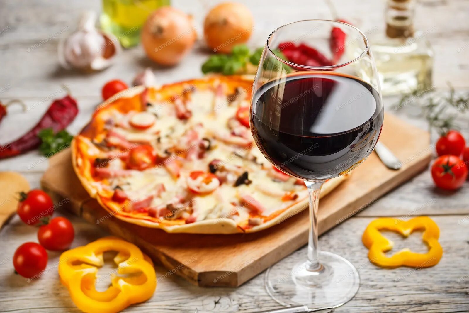 Закуски к красному полусладкому вину. Пицца и вино. Закуски к вину красному. Красное вино и пицца. Итальянские блюда.