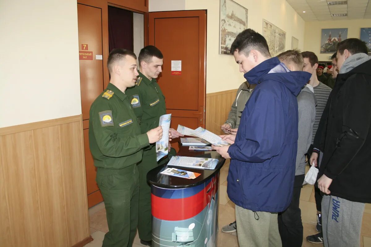 Комиссариат ярославль. ЯВВУ ПВО Ярославль. Ярославское военное училище противовоздушной обороны срочники. Областной военный комиссариат Ярославской области. ЯВЗРУ ПВО Ярославль.