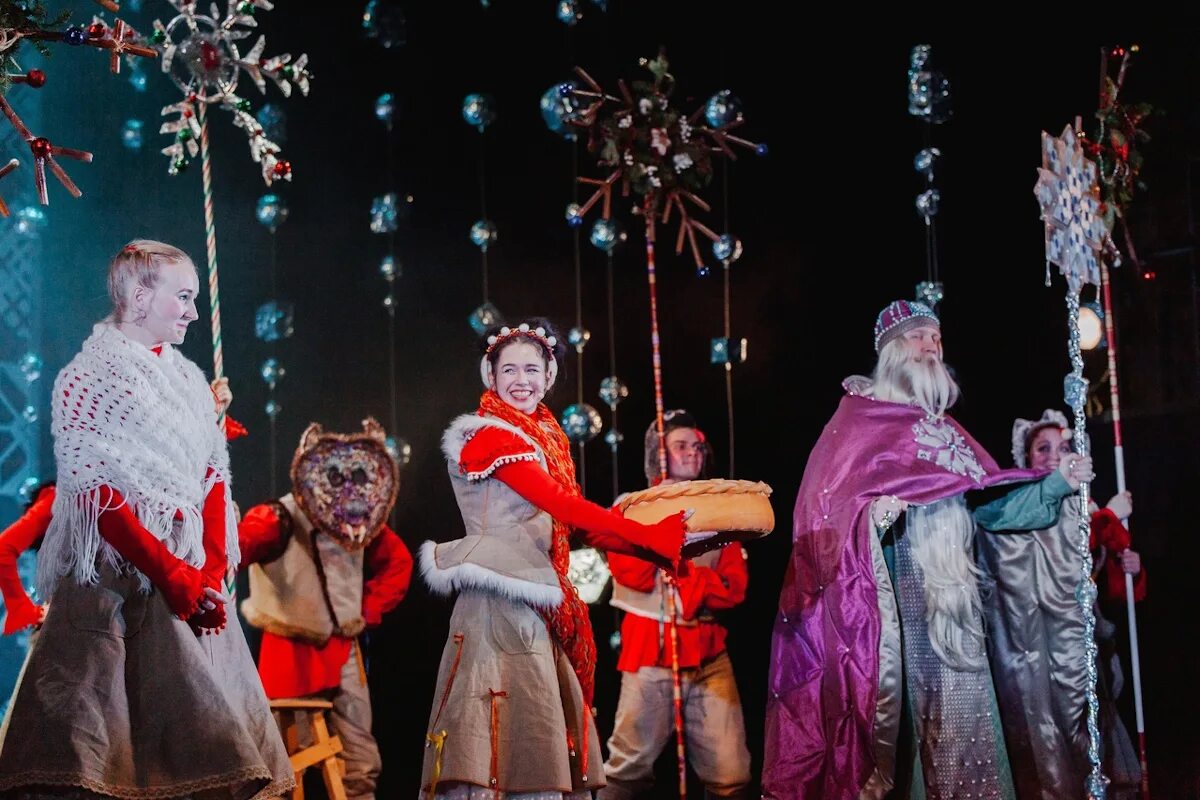 Елка в тюзе. Тульский тюз новый год. Тюз новогодние елки. Молодая красивая снегурочка в тюзе. Тюз новогодние елки.