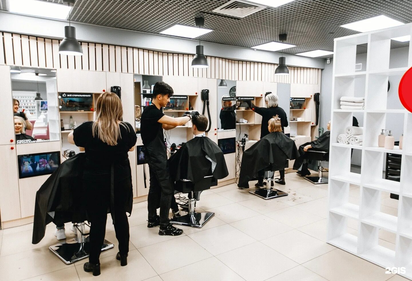 Сеть парикмахерских. Парикмахерская точка красоты в новопеределкино. Просто стрижка клинцы. Студия красоты точка москва. Салон красоты цирюльник спб.